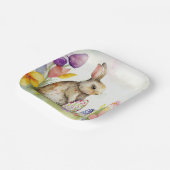 庭に卵を色彩の鮮やか持つイースターバニー ペーパープレート (傾斜あり)