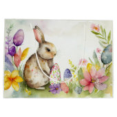 庭に卵を色彩の鮮やか持つイースターバニー ラージペーパーバッグ (裏面)