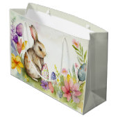 庭に卵を色彩の鮮やか持つイースターバニー ラージペーパーバッグ (裏面アングル)