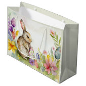 庭に卵を色彩の鮮やか持つイースターバニー ラージペーパーバッグ (正面アングル)