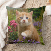 庭に可愛い生姜の子猫 クッション (ブランケット)