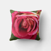 庭に咲くピンクのバラ クッション (裏面)