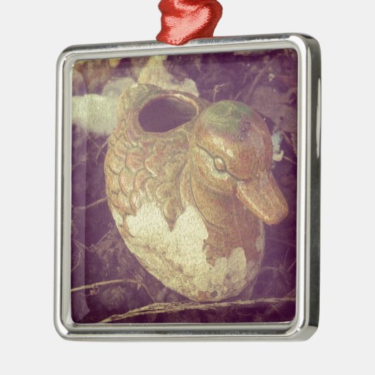 庭に座る小さなガラスのパイ鴨 メタルオーナメント (左)