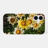 庭に美しい黄色のガザニアの花 iPhone 16ケース (裏面横)