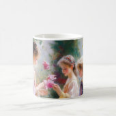 庭に遊三人の女の子がいる コーヒーマグカップ (中央)