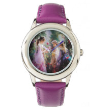 庭に遊三人の女の子がいる