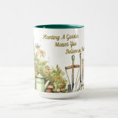 庭に陶製のマグカップを植える マグカップ (中央)