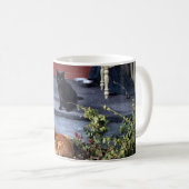 庭に2匹の猫 コーヒーマグカップ (正面右)