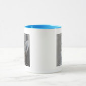 庭のかわいい子ネコ マグカップ (中央)