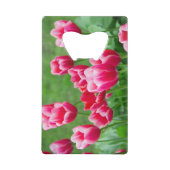 庭のかわいい緋色のチューリップ クレジットカード栓抜き (正面)