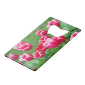 庭のかわいい緋色のチューリップ クレジットカード栓抜き (正面アングル)