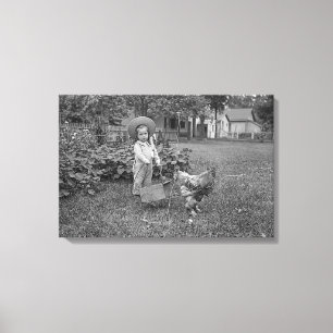 庭のオンドリのカートの1880年代の写真の女の子 キャンバスプリント
