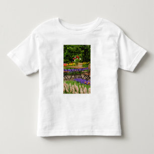 庭のテーブルのチューリップ、オランダ・リッセのキュッケンホフ公園 トドラーTシャツ