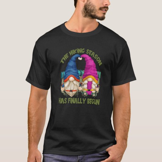 庭のノームとハイキングするカップル Hiki Tシャツ (正面)