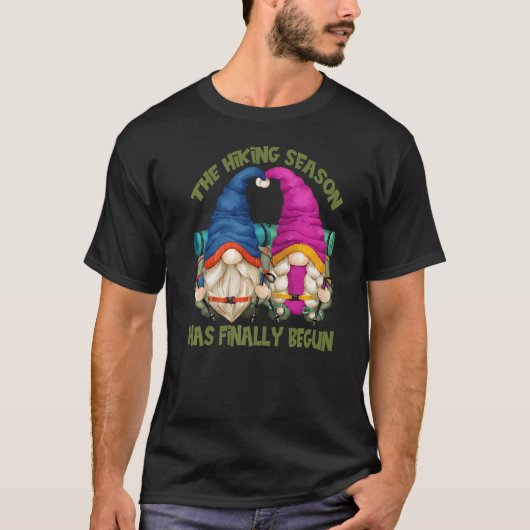 庭のノームとハイキングするカップル Hikin Tシャツ (正面)