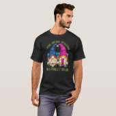 庭のノームとハイキングするカップル Hikin Tシャツ (正面フル)
