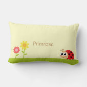 庭のハートの点を持つかわいいベビーのてんとう虫 ランバークッション (裏面)