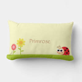 庭のハートの点を持つかわいいベビーのてんとう虫 ランバークッション