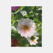 庭の写真の白いダリア フリースブランケット (正面)
