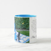 庭の執筆本の女性 マグカップ (中央)