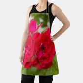 庭の大きな赤いバラ エプロン (インサイチュ)