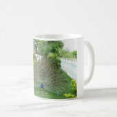 庭の孔雀ホワイトマグカップ コーヒーマグカップ (正面右)