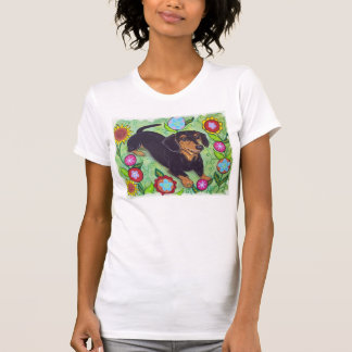 庭の幸せなダックスフントによってはTシャツが開花します Tシャツ