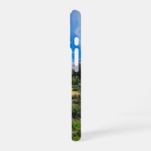 庭の息をのむような春の風景 iPhone 16ケース (左側面)