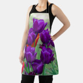 庭の晴れた日に濃い紫のチューリップ エプロン (インサイチュ)