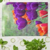 庭の晴れた日に濃い紫のチューリップ キッチンタオル (折り畳み)