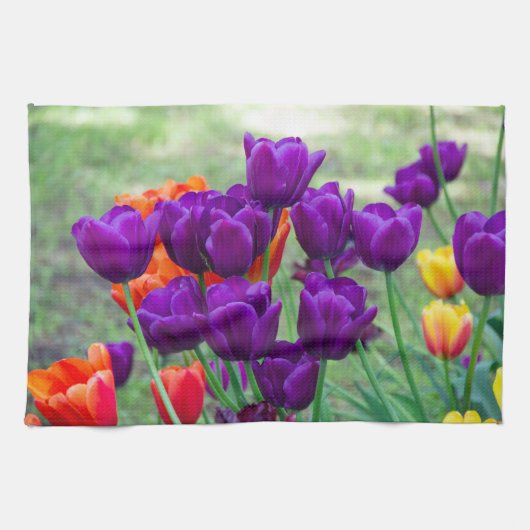 庭の晴れた日に濃い紫のチューリップ キッチンタオル (横)