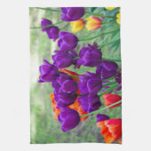 庭の晴れた日に濃い紫のチューリップ キッチンタオル (縦)