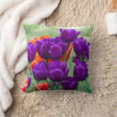 庭の晴れた日に濃い紫のチューリップ クッション (ブランケット)