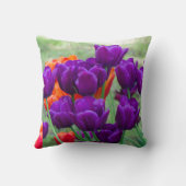 庭の晴れた日に濃い紫のチューリップ クッション (裏面)