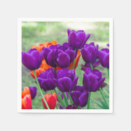 庭の晴れた日に濃い紫のチューリップ スタンダードカクテルナプキン