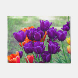 庭の晴れた日に濃い紫のチューリップ ドアマット