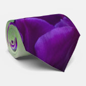 庭の晴れた日に濃い紫のチューリップ ネクタイ (ロール)