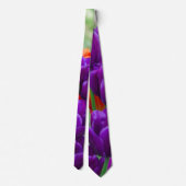 庭の晴れた日に濃い紫のチューリップ ネクタイ (裏面)