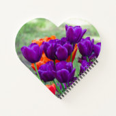 庭の晴れた日に濃い紫のチューリップ ノートブック (裏面)