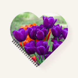 庭の晴れた日に濃い紫のチューリップ ノートブック