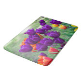 庭の晴れた日に濃い紫のチューリップ バスマット (アングル)
