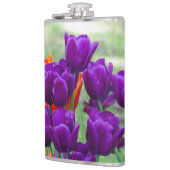 庭の晴れた日に濃い紫のチューリップ フラスク (左)