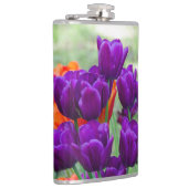 庭の晴れた日に濃い紫のチューリップ フラスク (右)