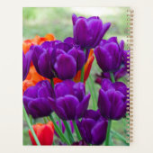 庭の晴れた日に濃い紫のチューリップ プランナー手帳 (裏面)