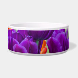 庭の晴れた日に濃い紫のチューリップ ボウル
