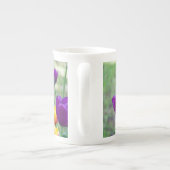 庭の晴れた日に濃い紫のチューリップ ボーンチャイナマグカップ (裏面)