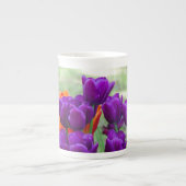 庭の晴れた日に濃い紫のチューリップ ボーンチャイナマグカップ (正面)