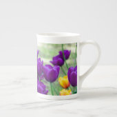 庭の晴れた日に濃い紫のチューリップ ボーンチャイナマグカップ (右)