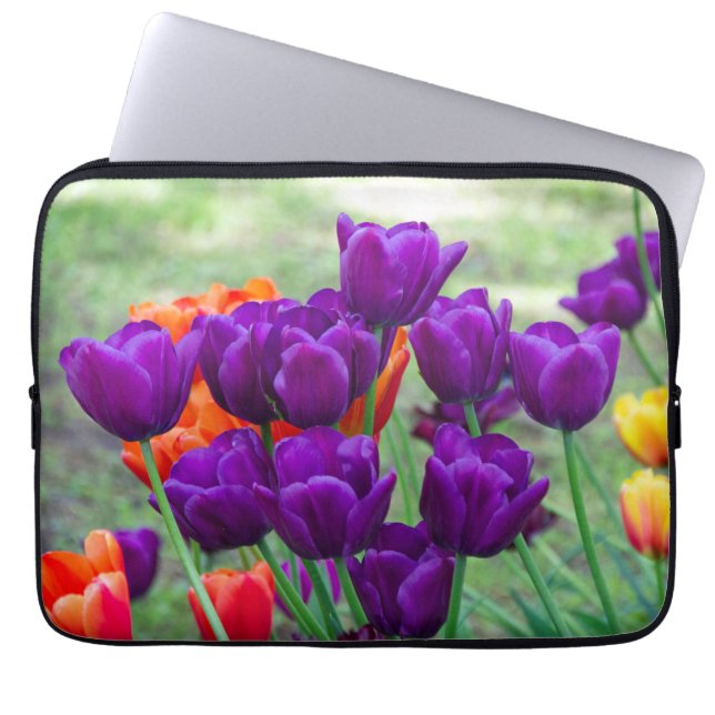 庭の晴れた日に濃い紫のチューリップ ラップトップスリーブ (正面)