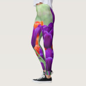 庭の晴れた日に濃い紫のチューリップ レギンス (左)